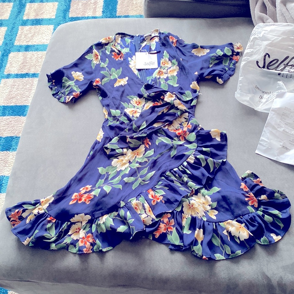 ❤️🔥💃 Selfie Leslie Omara Floral Wrap Ruffle Trim Dress Navy- Size Small ❤️🔥💃